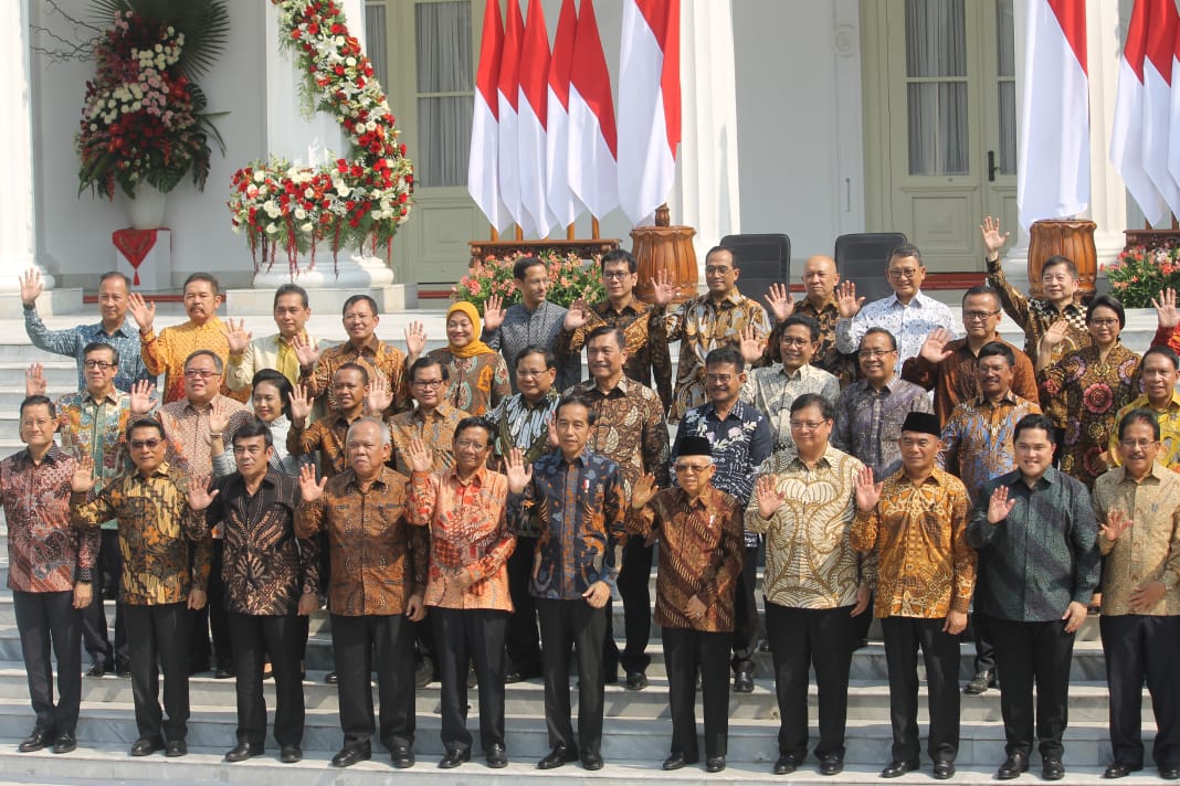 Presiden Joko Widodo dan Wakil Presiden (Wapres) Ma'ruf Amin pose bersama jajaran menteri usai pengumuman, Rabu 23 Oktober 2019. (Foto:Asmanu/ngopibareng.id)