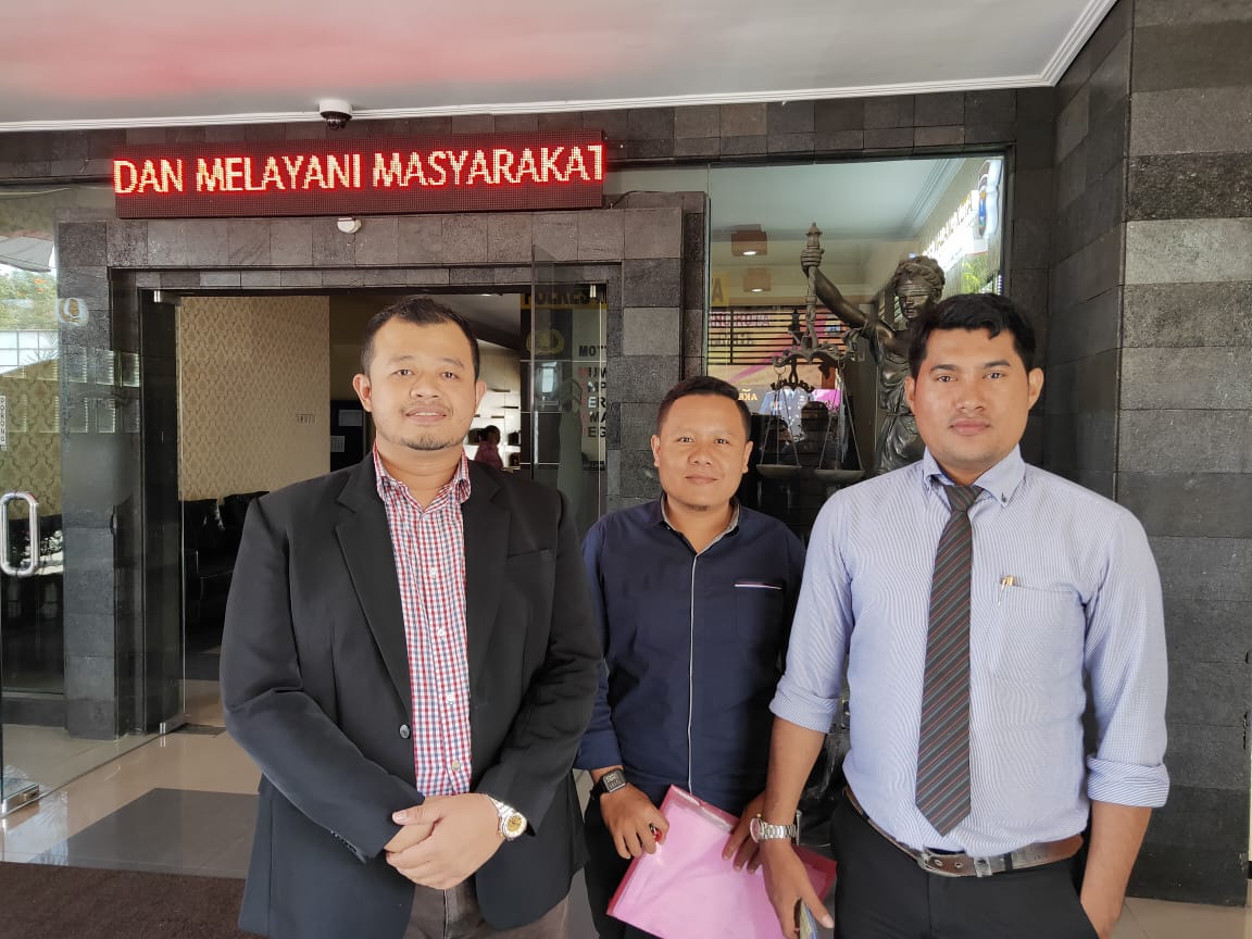 Kuasa Hukum Supriyono, Edi Rudianto bersama tim saat melaporkan kasus PHK kliennya ke Polresta Malang (Foto: dok.istimewa)