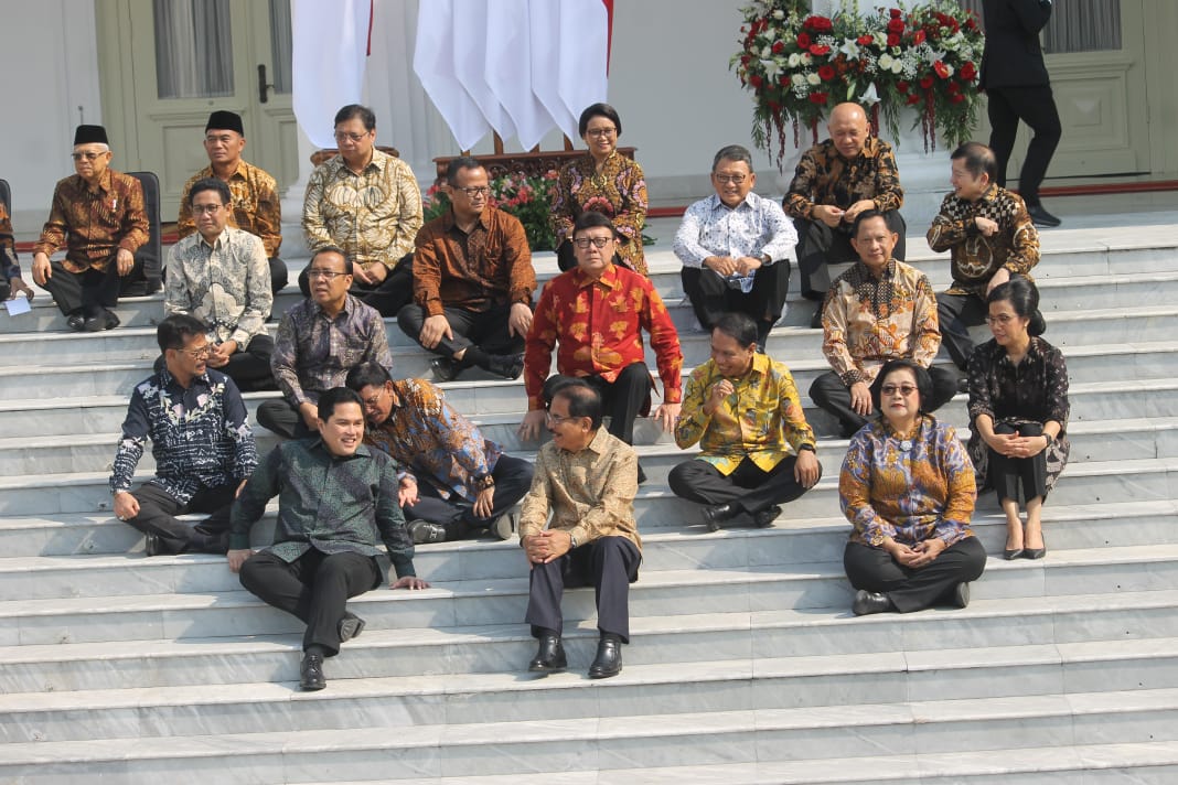 Para menteri duduk santai lesehan di beranda atau anak tangga Istana Merdeka, Jakarta Pusat, saat diperkenalkan Presiden Joko Widodo (Jokowi) didampingi Wakil Presiden (Wapres) Ma'ruf Amin, Rabu 23 Oktober 2019. (Foto: Asmanu/ngopibareng.id)