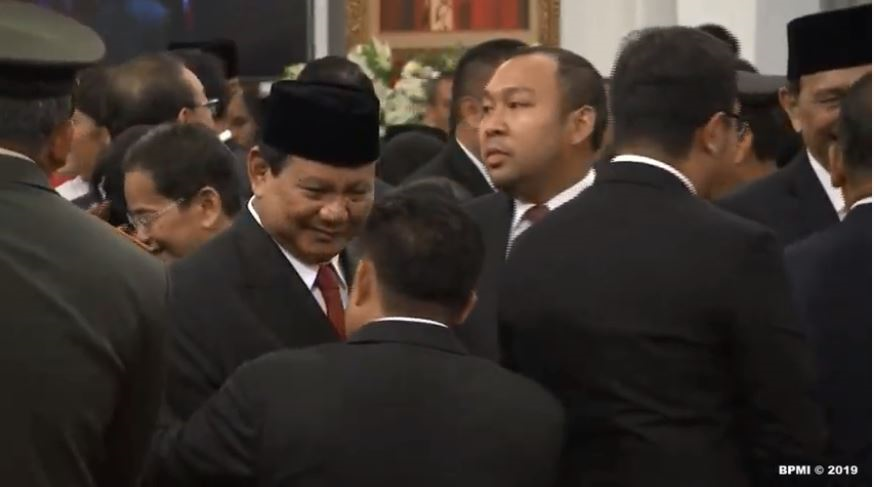 Menteri Pertahanan (Menhan) Prabowo Subianto didampingi putranya, Ragowo Hediprasetyo (Didit) saat pelantikan di Istana Merdeka, Rabu 23 Oktober 2019.