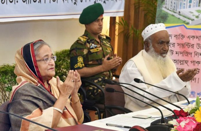 Perdana Menteri Sheikh Hasina doa bersama setelah meresmikan pekerjaan konstruksi di 9 masjid dan pusat budaya Islam di berbagai tempat di Bangladesh.(Foto: Dhaka Tribune)