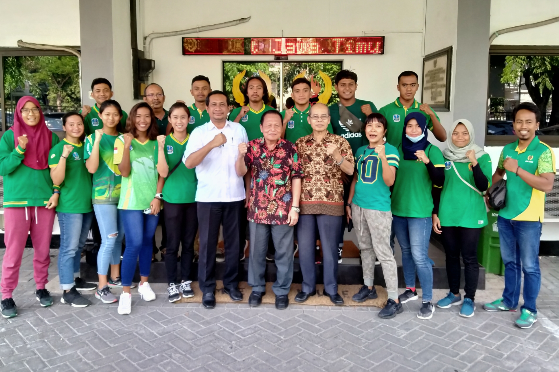 Kontingen selam Jatim bersama pengurus KONI Jatim di Gedung KONI Jatim, Surabaya, Rabu 23 Oktober 2019. (Fariz/ngopibareng.id)