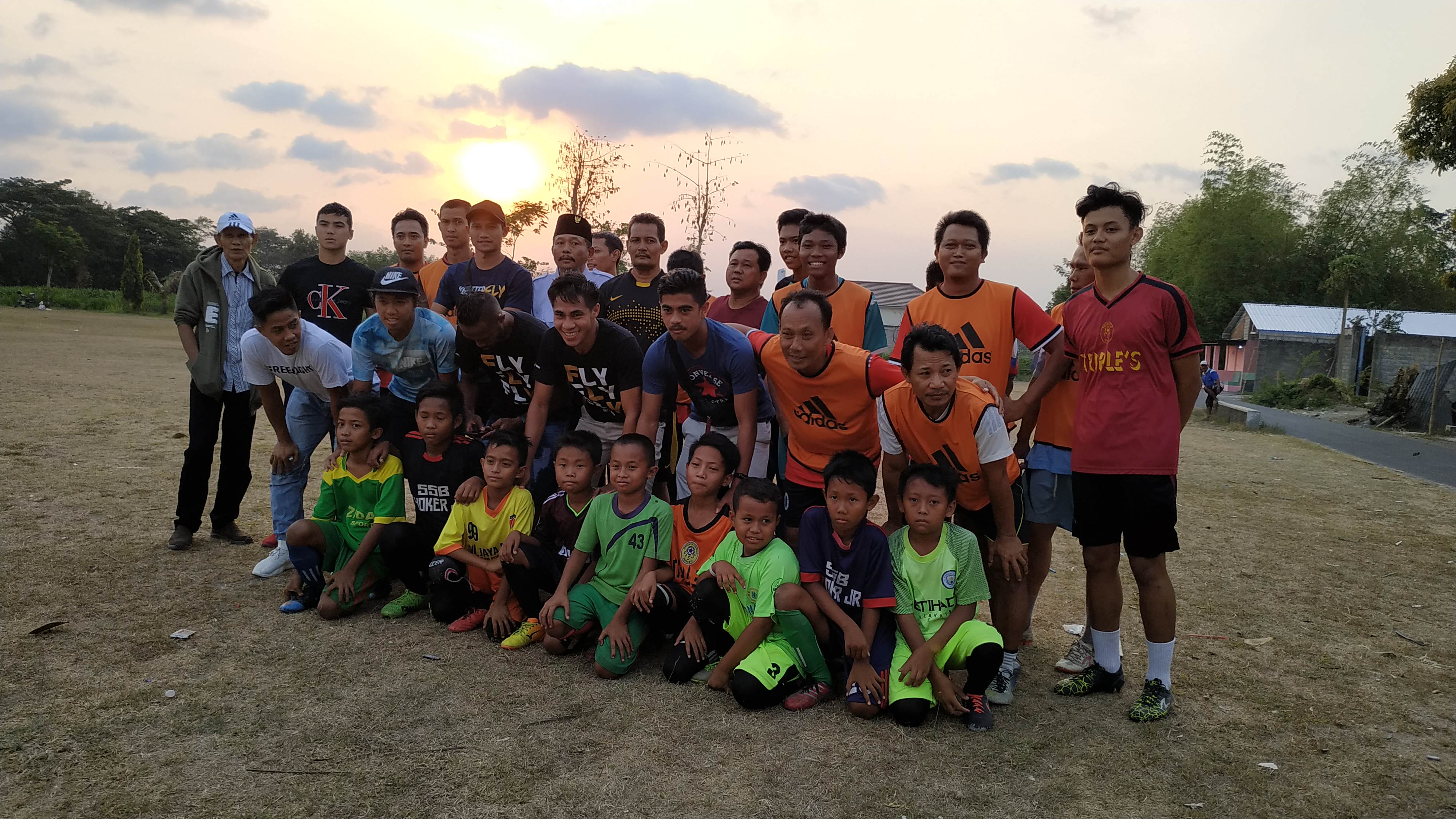 Pelatih dan pemain Persik Kediri sambangi Lapangan Desa Bulupasar Kecamatan Pagu, Kabupaten Kediri. (Foto: Fendi/ngopibareng.id)