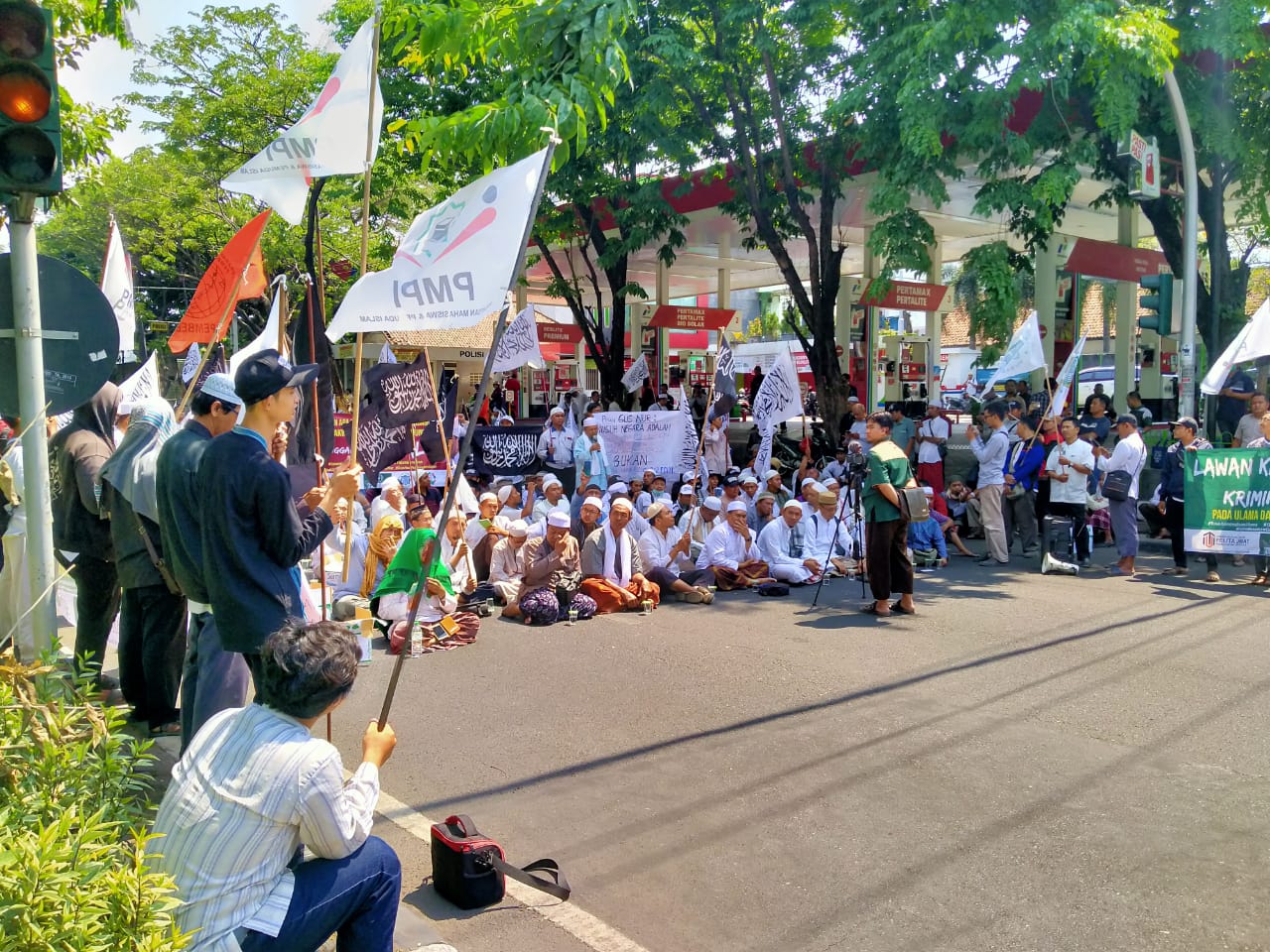 Massa pendukung Gus Nur aksi di depan Pengadilan Negeri Surabaya sebagai bentuk dukungan terhadap Gus Nur. (Foto: Fariz/ngopibareng.id)