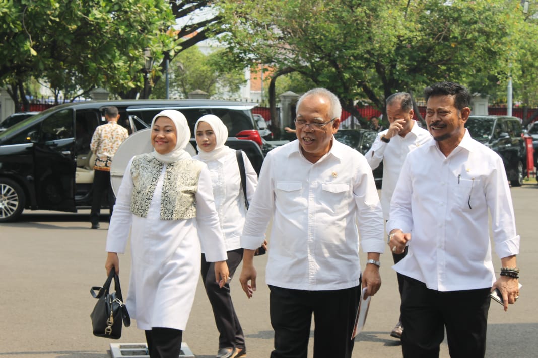 Menteri Tenaga Kerja, Ida Fauziyah, Menteri PUPR, Basuki Hadimuljono dan Menteri Pertanian  Syahrul Yasin Limpo kompak memakai baju putih. (Foto: Asmanu)