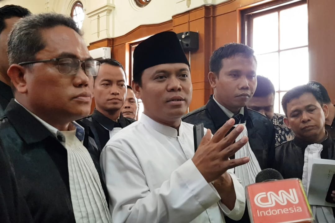 Sugi Nur Raharja (Gus Nur) memberi keterangan pasca persidangan putusan di Gedung PN Surabaya, Jalan Arjuno, Kamis 24 Oktober 2019. (Foto: fariz/ngopibareng.id)