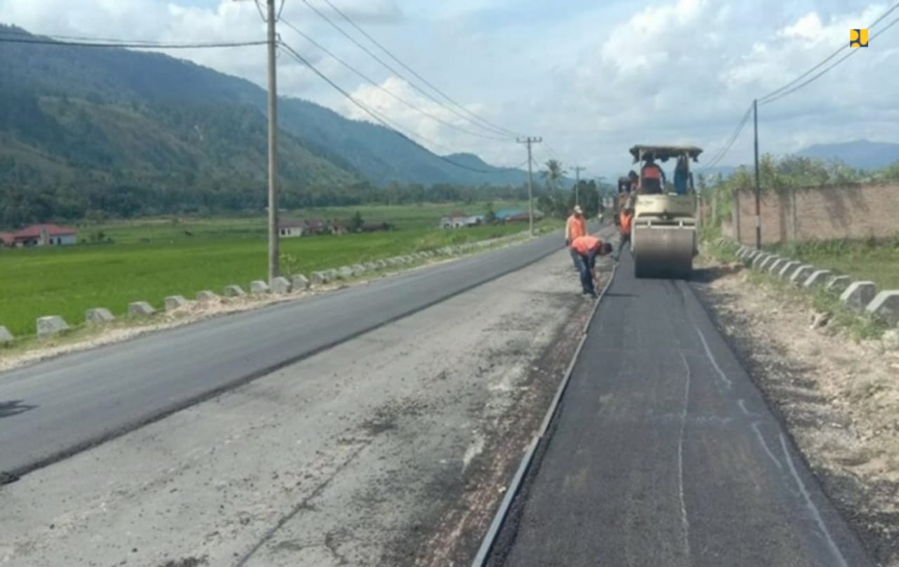 Pemantapan jalan menuju wisata Danau Tona di Sumatera Utara. (Foto: Kementerian PUPR)