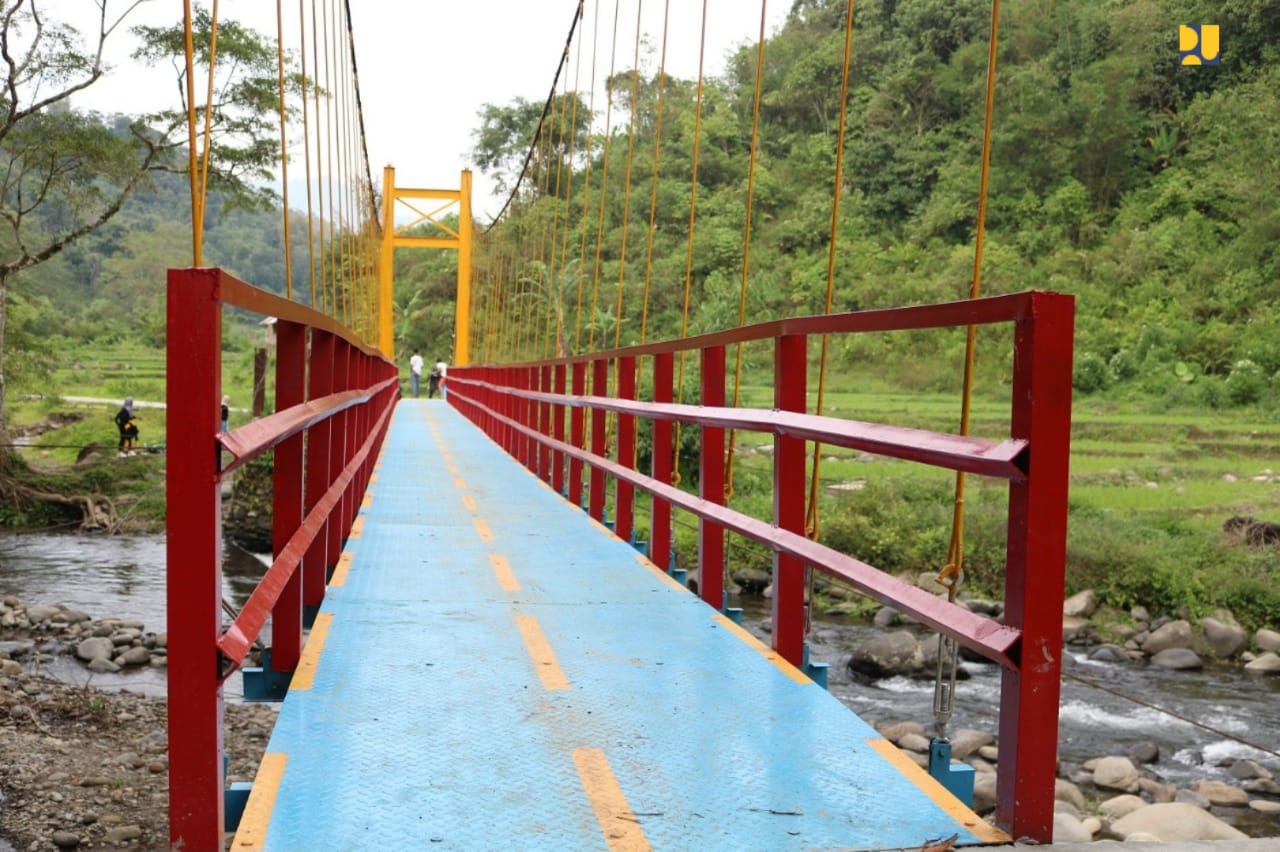 Salah satu jembatan yang dibangun Kementerian PUPR untuk mendukung konektivitas antar desa. (Foto: Kementerian PUPR)