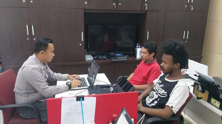 Ibnu Rahim, mantan pemain sinetron Madun (kaos hitam) saat menjalani pemeriksaan di Satres Narkoba Polres Tangerang Selatan (Tangsel).
