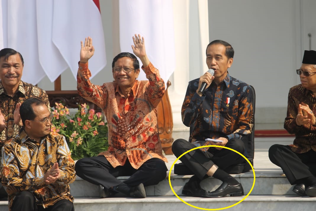 Posisi kaki bersila Presiden Joko Widodo (Jokowi) saat umumkan jajaran menteri Kabinet Indonesia Maju, jadi #JokowiChallenge.