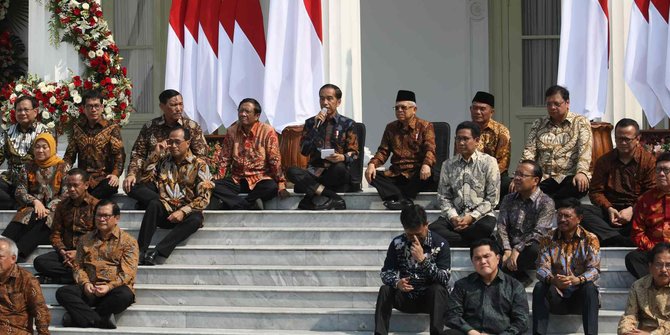 Presiden Joko Widodo dan Wapres Ma'ruf Amin saat bersama para menteri sebelum dilantik di Istana Merdeka Jakarta. (Foto: asm/ngopibareng.id)