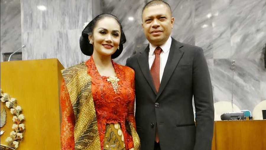 Kridayanti (KD) ditemani suami, Raul Lemos, saat pelantikan anggota DPR RI periode 2019-2024, pada 1 Oktober 2019.