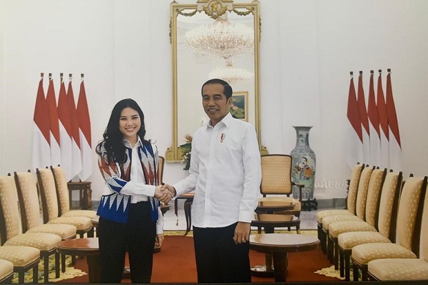 Angela Tanoesoedibjo pose bersama Presiden Jokowi.