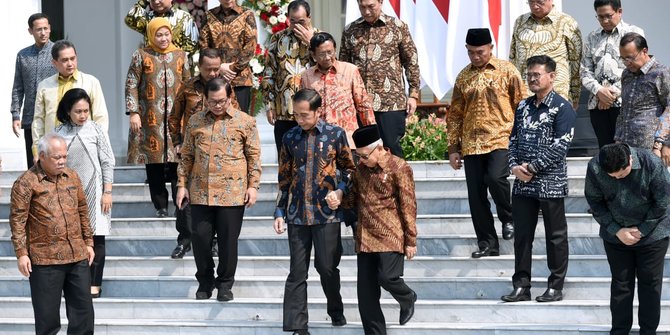 Kabinet Indonesia Maju ketika berfoto santai di Istana Merdeka Jakarta. (Foto: asm/ngopibareng.id)