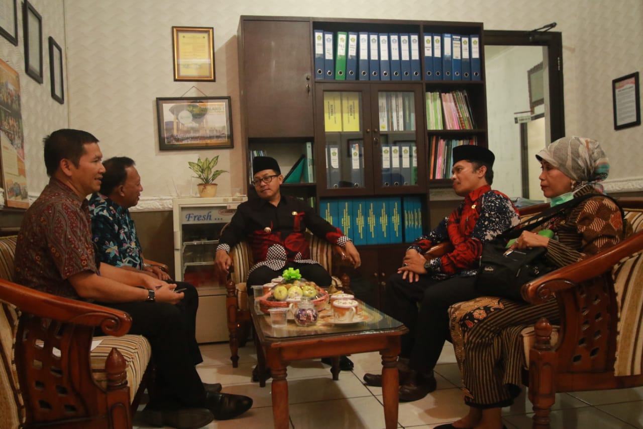 Wali Kota Malang, Sutiaji saat menemui pihak MIN 1 Malang (Foto: Istimewa)