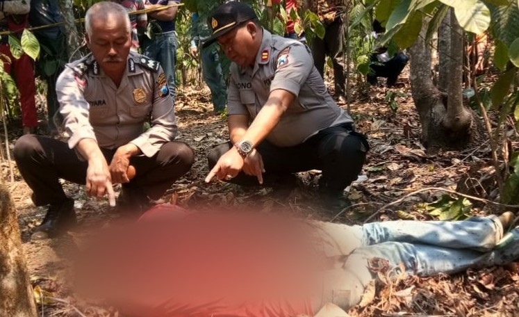 POLSEK Sumber saat hendak mengevakuasi jenazah Sukamto, warga Sumber, Kabupaten Probolinggo. (Foto: Istimewa/ngopibareng.id)