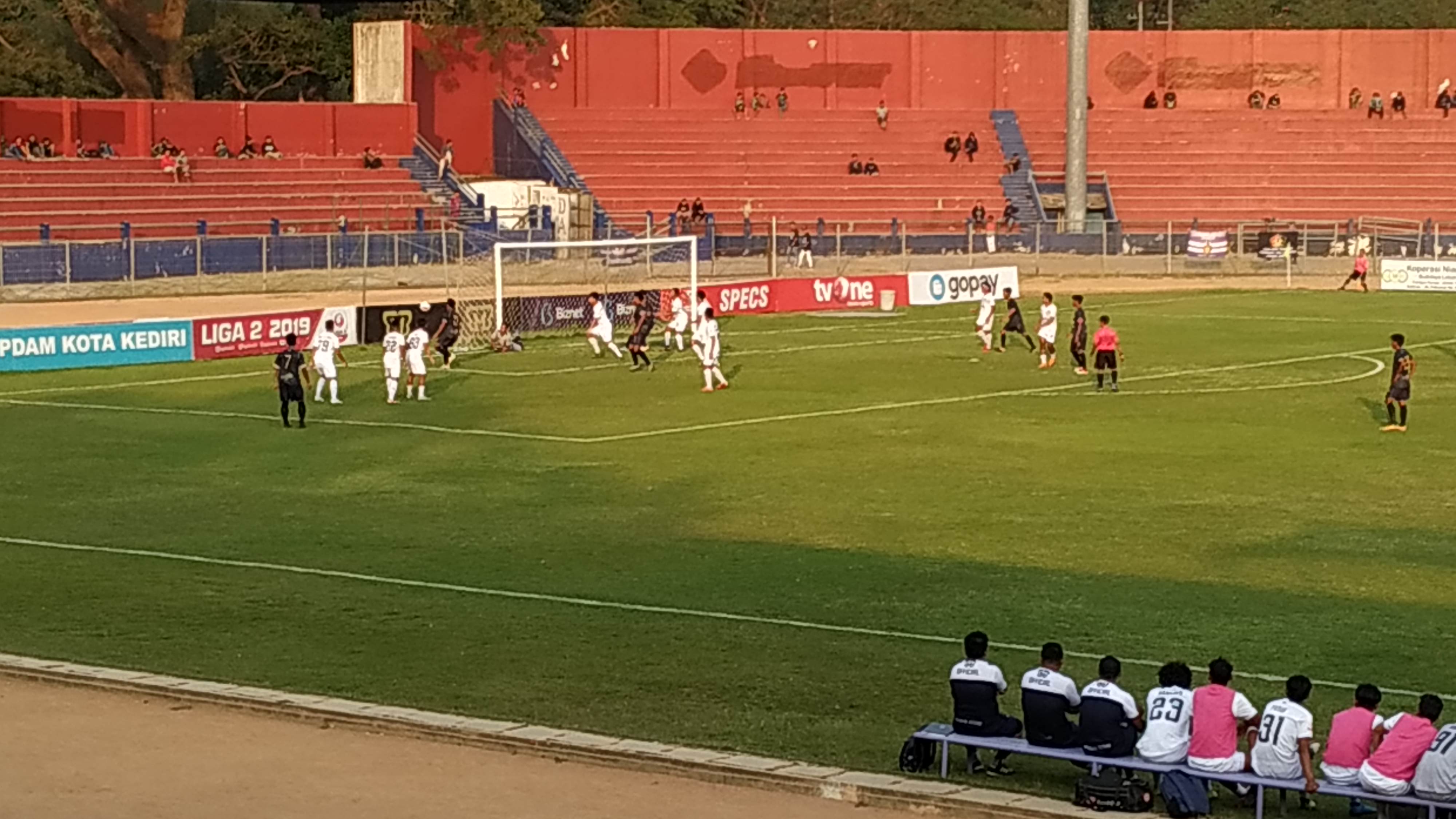 Pertandingan uji coba Persik Kediri vs Persedikab di Stadion Brawijaya (Foto: Fendi/ngopibareng)