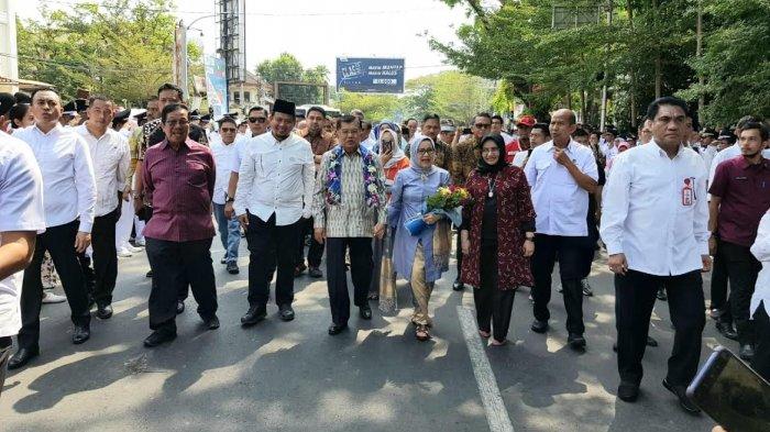 Mantan Wakil Presiden (Wapres) RI ke-10 dan 12, Jusuf Kalla (JK) pulang kampung bersama istri, Mufidah Kalla ke Makassar, Sulawesi Selatan, Sabtu 26 Oktober 2019.
