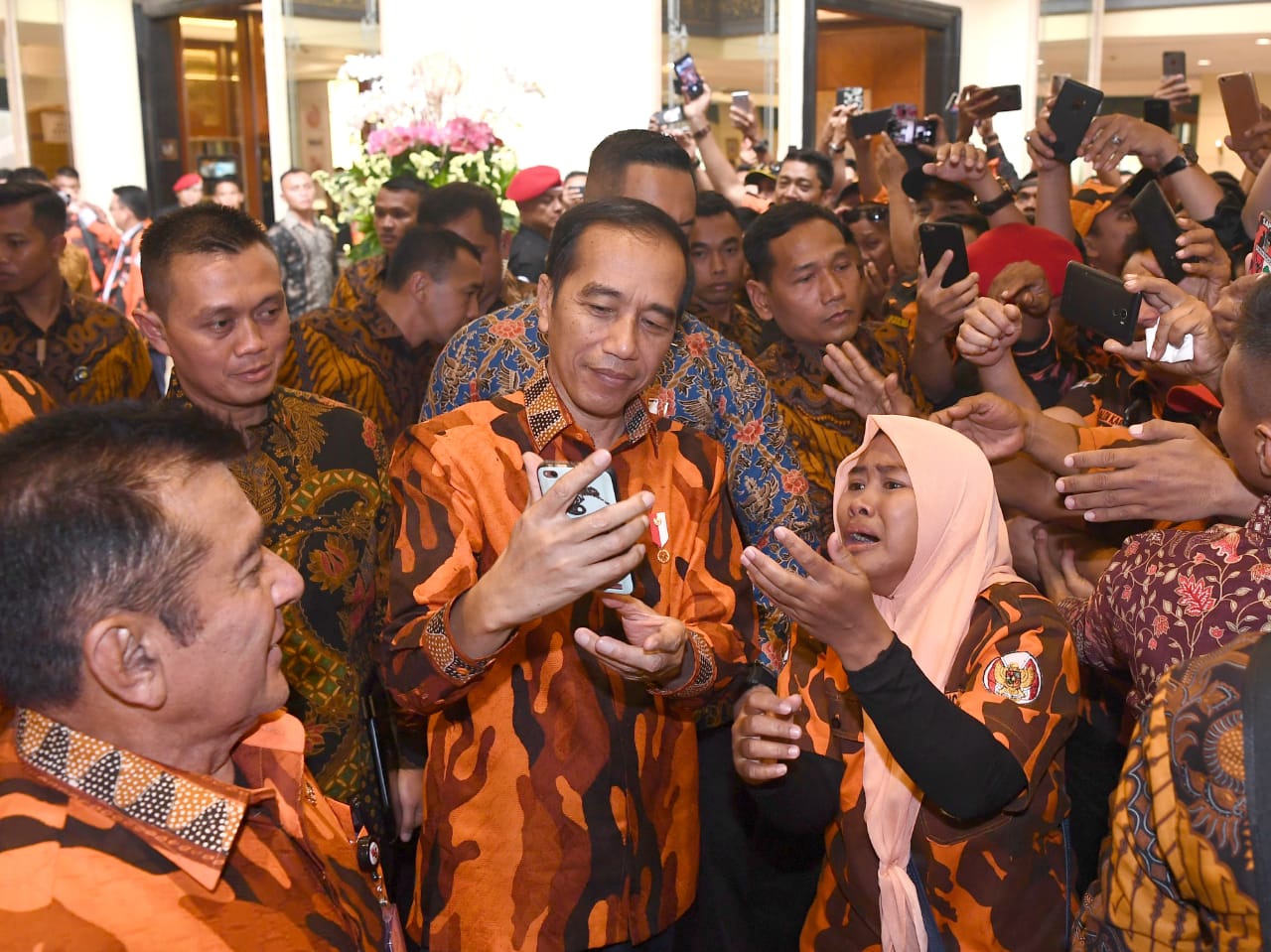 Presiden Jokowi saat diminta swafoto oleh peserta Mubes  X Pemuda Pancasila, Sabtu 26 oktober 2019. (Foto: Asmanu/ngopibareng.id