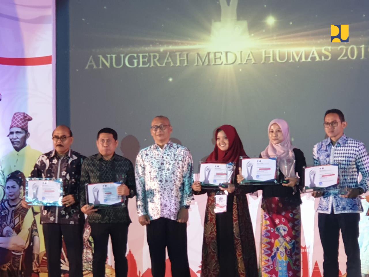 Perwakilan Kementerian PUPR saat menerima penghargaan Anugerah Media Humas (AMH) 2019 di Pangkalpinang, Jumat 25 Oktober 2019. (Foto: Kementerian PUPR)