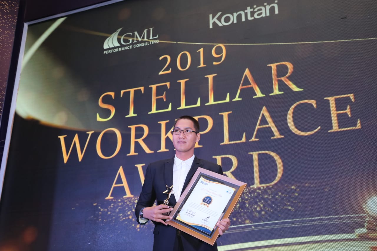 Anjik Sumirat, Project Manager D~NET saat menerima penghargaan Stellar Workplace Award 2019. (Foto: Istimewa)