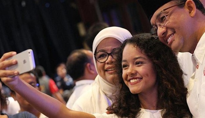 Putri Gubernur DKI Jakarta Anies Baswedan, Mutiara Annisa Baswedan pose bersama kedua orangtuanya.
