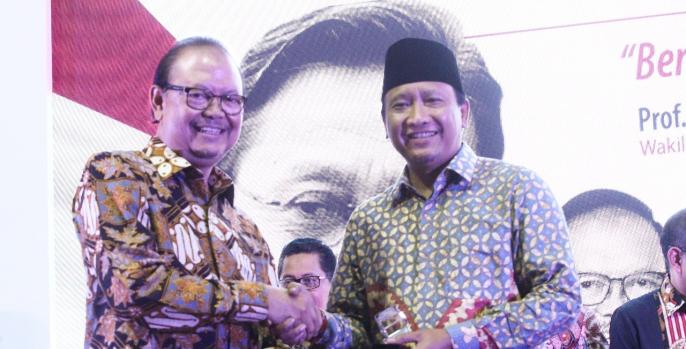 Bupati Pasuruan, Irsyad Yusuf menerima anugerah pandu negeri 2019. (Foto: Dok Humas)