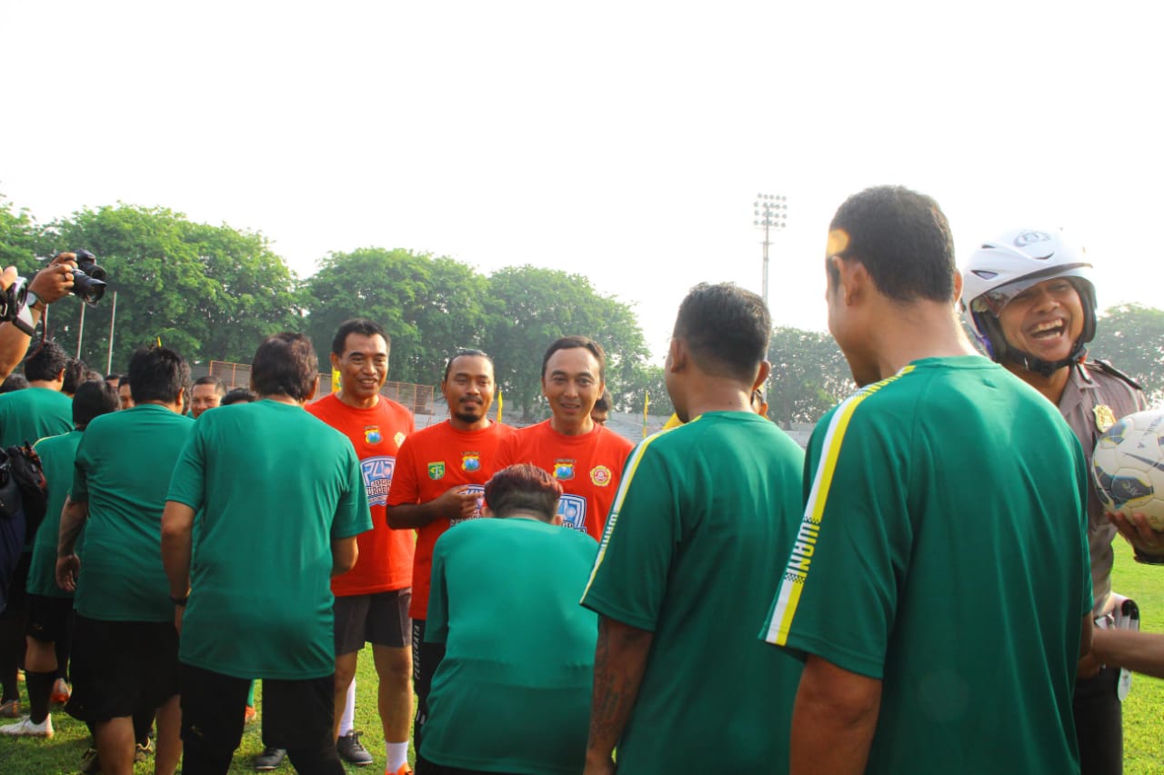 Kapolrestabes Surabaya Kombes Pol Sandi Nugroho usia bertanding melawan Persebaya Legend. (Foto: Istimewa/ngopibareng.id)