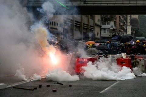 Gas air mata dipakai untuk menghalau para demonstran di Hong Kong.
