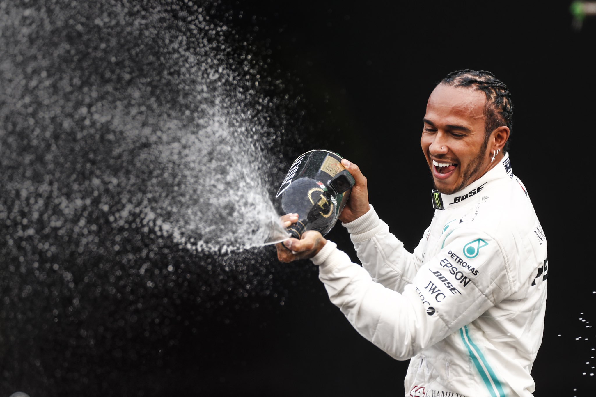 Lewis Hamilton hanya butuh tambahan sedikit poin untuk memastikan gelar juara dunia keenamnya di genggaman. (Foto: Twitter/@MercedesAMGF1)