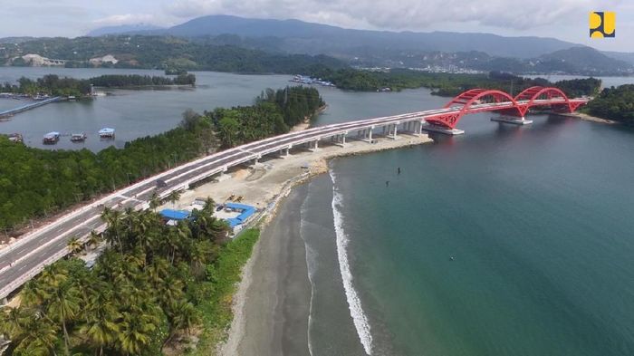 Jembatan Holtekamp yang membentang di atas Teluk Youtefa Jayapura  hari Ini, Senin 28 Oktober 2019 diresmikan Presiden Jokowi. (Foto: Kementrian PUPR)