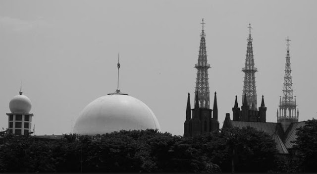 Masjid Istiqlal dan Gereja Katedral di Jakarta menjadi simbol toleransi umat beragama di Indonesia. (Foto: Islamedia)
