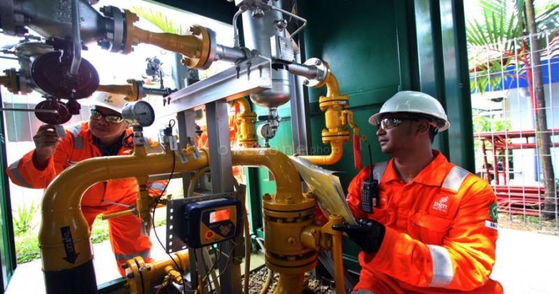 Petugas memeriksa jaringan gas milik PGN. (Foto: Dokumentasi PGN)
