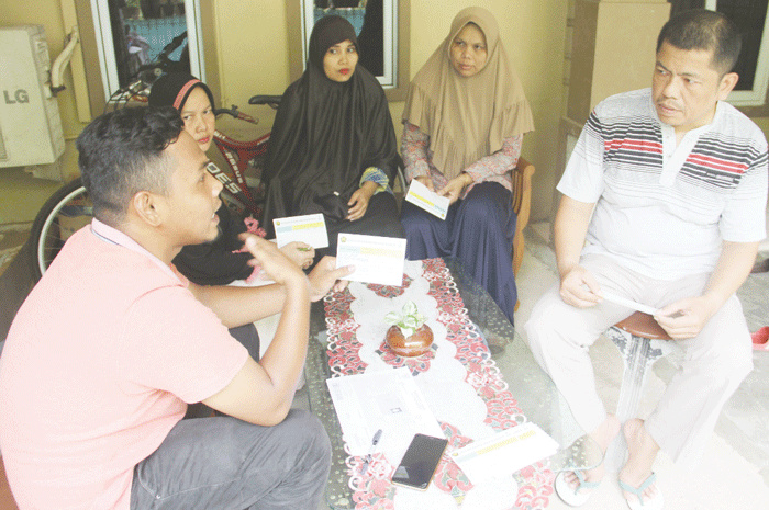 Petugas dari PT PGN Area Batam, Yudo Ramadhan melakukan pendataan warga Perumahan Cendana, Batam Centre yang akan melakukan pemasangan jaringan gas bumi untuk rumah tangga, Sabtu, 26 Oktober 2019. (Foto: Batam Pos/F. Cecep Mulyan)