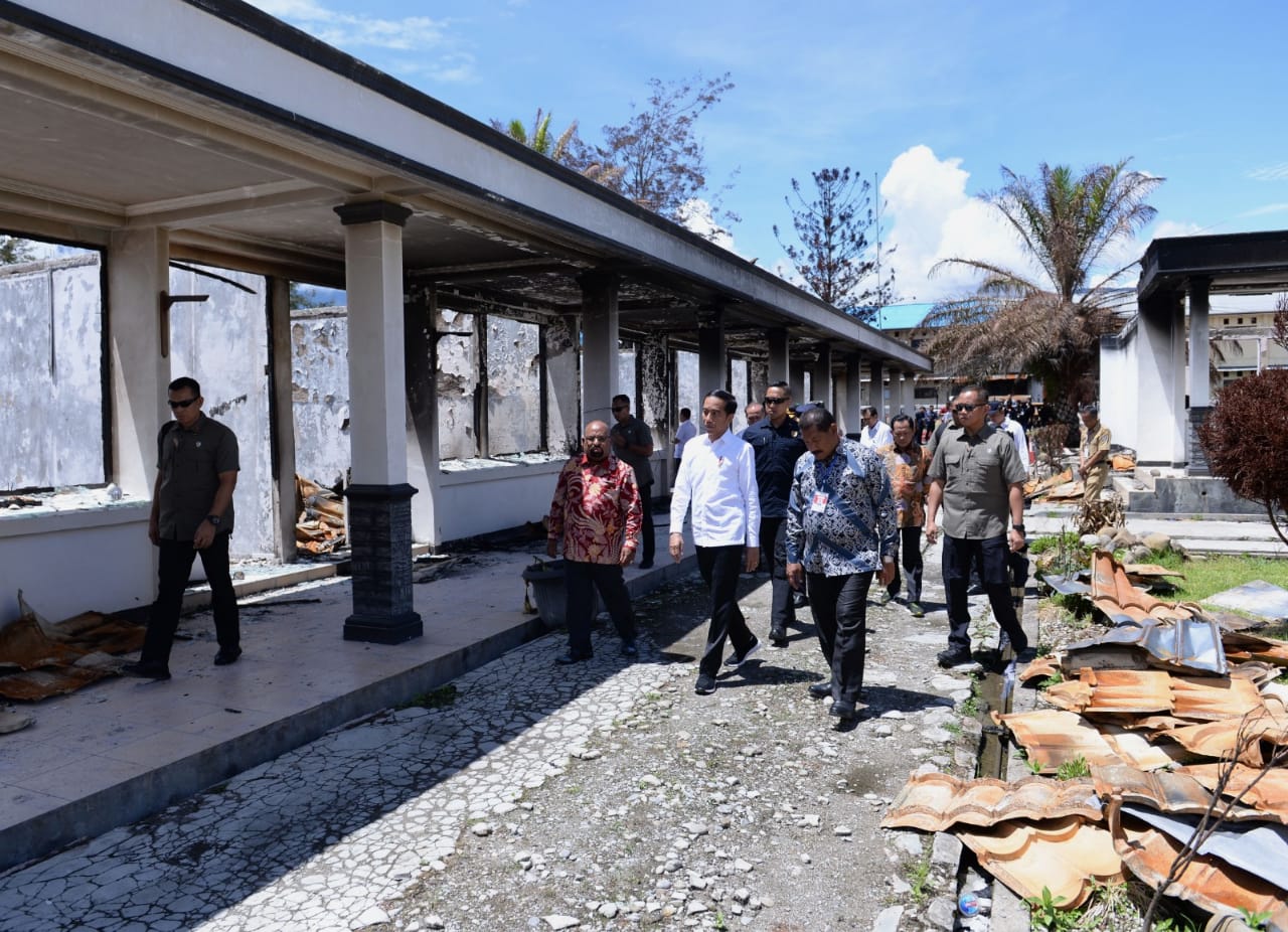Presiden Joko Widodo, didampingi Menteri Pekerjaan Umum dan Perumahan Rakyat melihat  infrastruktur yang hancur akibat kerusuhan di Wamena. ( foto; Setpres)