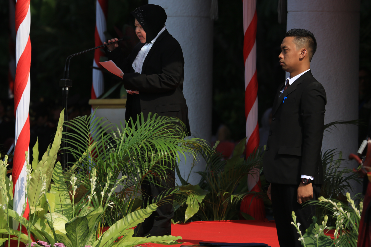 Tri Rismaharini saat memimpin upacara peringatan Hari Sumpah Pemuda. (Foto: Dok. Pemkot Surabaya)