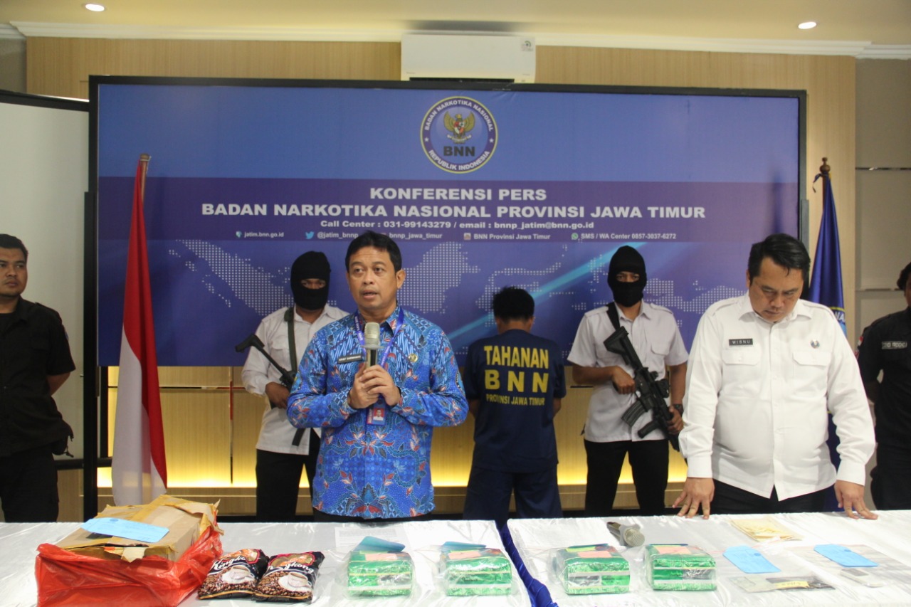 Badan Narkotika Nasional Provinsi (BNNP) Jawa Timur ungkap kasus penyelundupan narkoba jenis sabu. (Foto: Faiq/ngopibareng.id)
