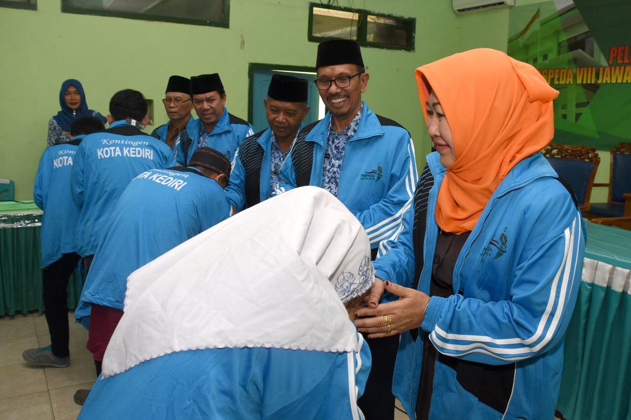 Para atlet santri gabungan 4 pondok pesantren , mendapat dorongan motavasi Wakil Wali Kota Kediri Lilik Muhibah (foto: istimewa)