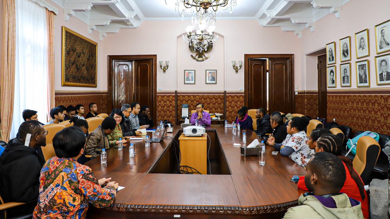 Pertemuan dengan mahasiswa baru Indonesia asal Papua di KBRI Moskow. (Foto: kemlu)