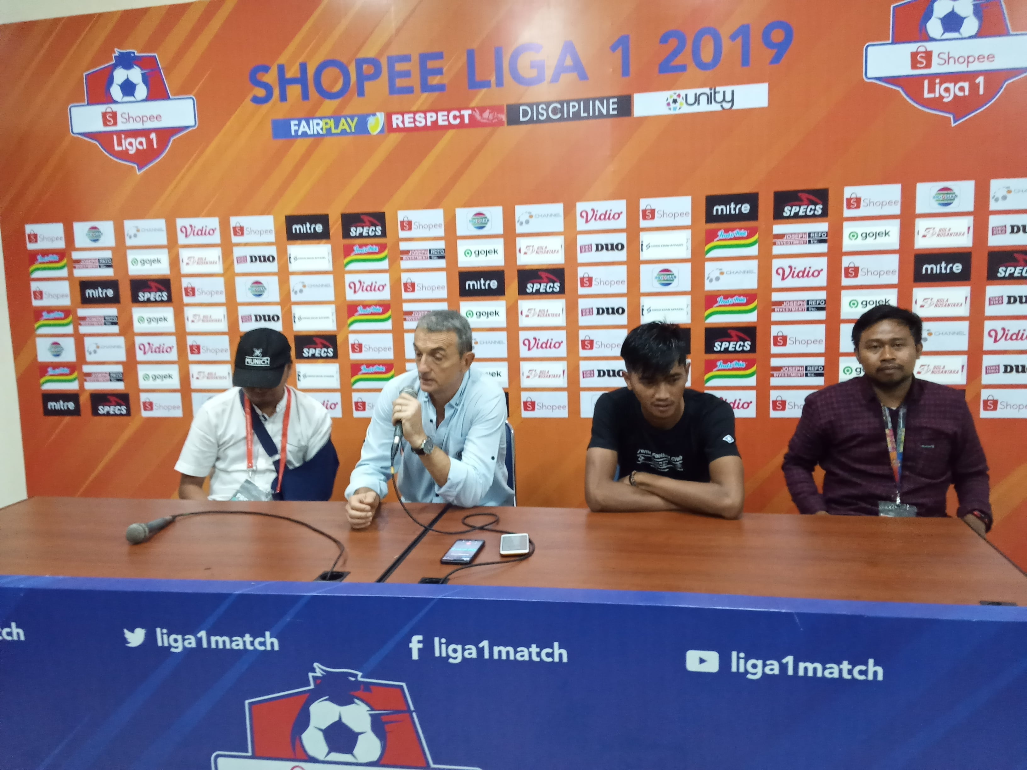 Pelatih Kepala Arema FC, Milomir Seslija dan Pemain Arema FC, Jayus Hariono saat sesi jumpa pers. (Foto: Theo/ngopibareng.id)