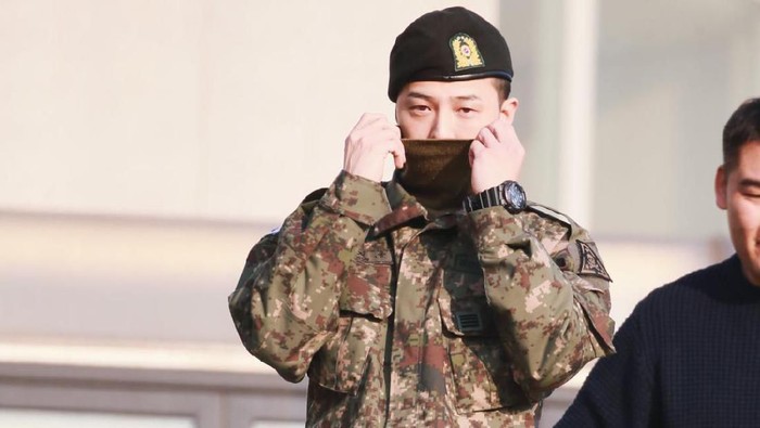 Jam tangan yang dipakai G-Dragon, member boygroup Korea, BIG BANG, saat keluar wajib militer (wamil) sold out di Seoul, Korea Selatan.