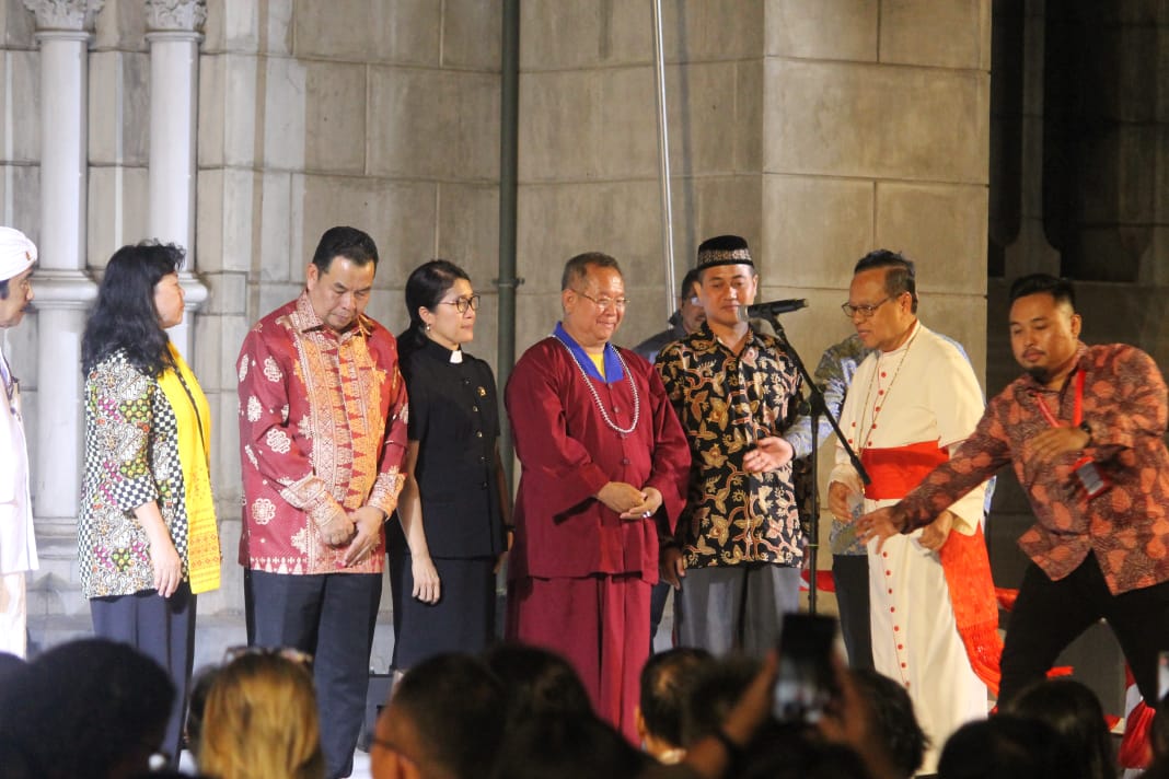 Uskup Agung Jakarta Kardinal Ignatius Suharyo pada petjngatan Sumpah Pemuda di Gereja Katedral, Jakarta. Acara ini  dirangkai dengan sendratari kebinekaan. ( Foto; Asmanu/ngopibareng.id) 