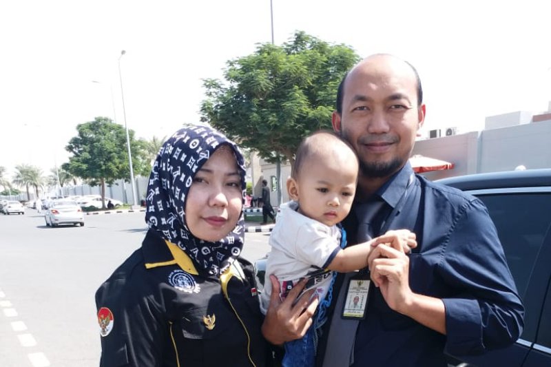 Seorang TKW asal Sampang, Faridah, saat bertemu kembali dengan bayinya. (Foto: Antara)