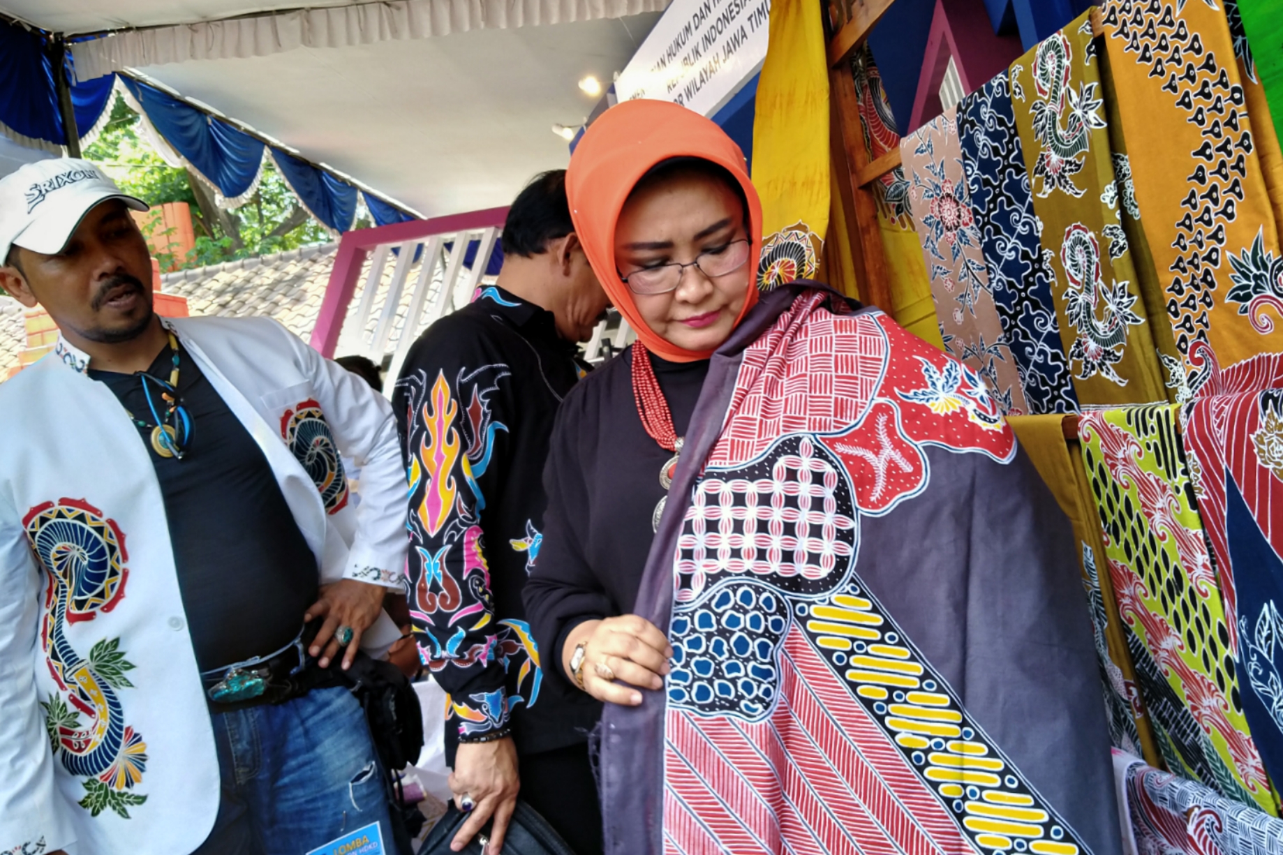 Kakanwil Kemenkumham Jatim, Susy Susilawati (kanan) saat mencoba karya batik WBP Banyuwangi di Kantor Kanwil Kemenkumham Jatim, Surabaya, Selasa 29 Oktober 2019. (Fariz/ngopibareng.di)