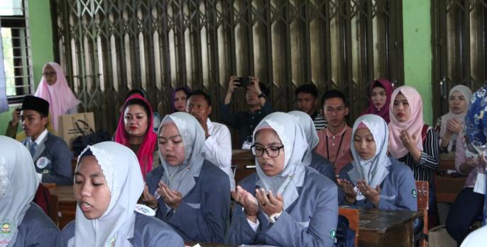 Sejumlah pelajar muslim Philipina mengikuti kegiatan belajar di MAN 2 Pasuruan. (Foto: Dok Humas)