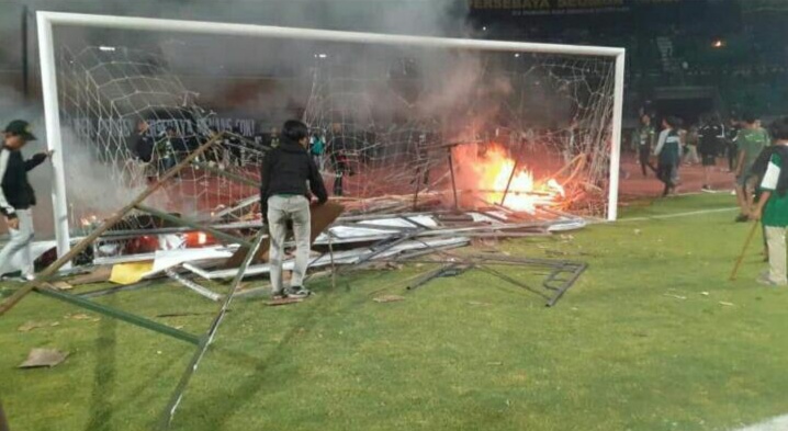 Jaring gawang Stadion GBT dibakar oknum Bonek yang mengamuk setelah Persebaya kalah dari PSS Sleman. (Foto: Faiq/Ngopibareng.id)
