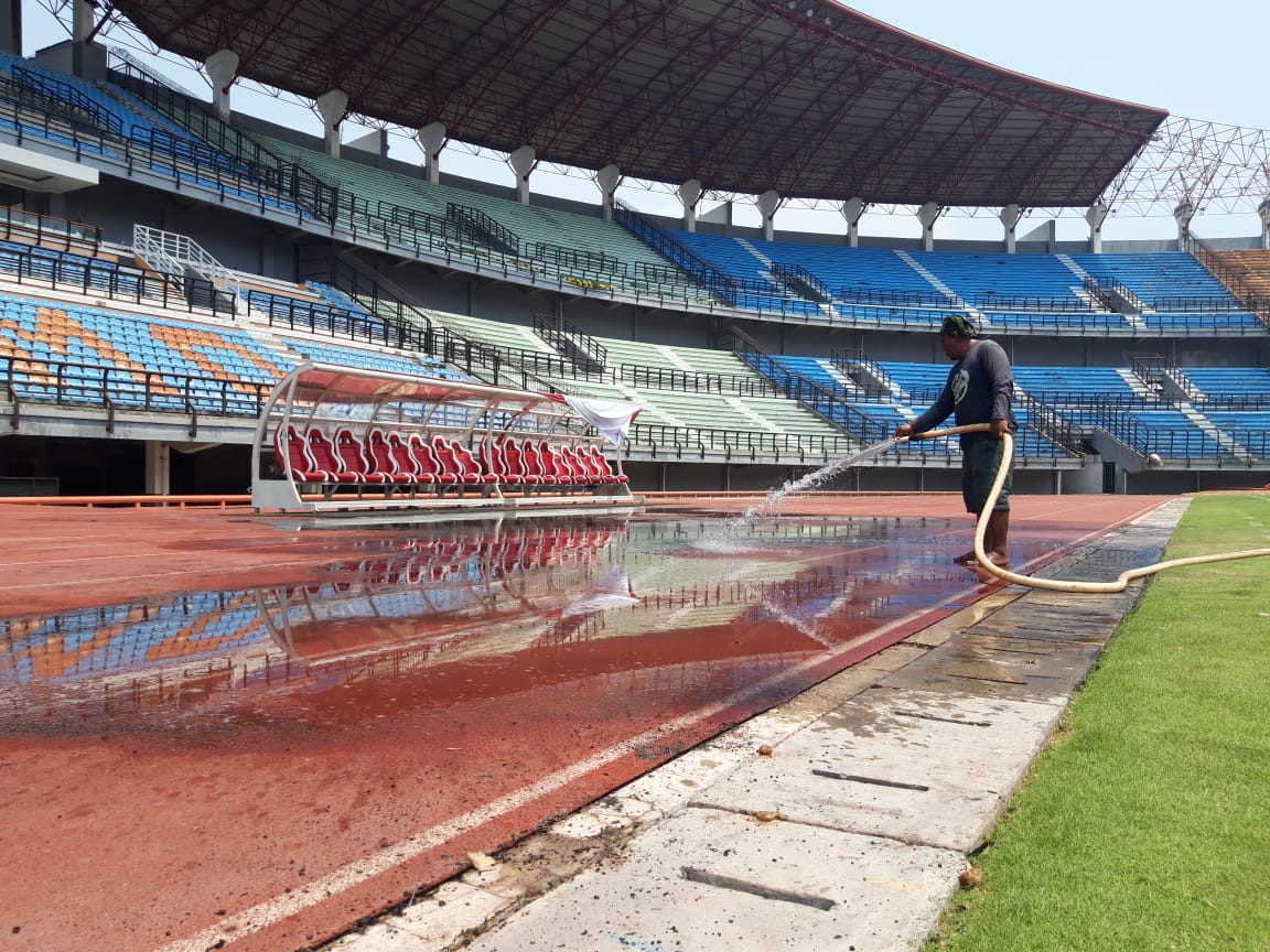 Petugas melakukan pembersihan pasca pengerusakan fasilitas di Stadion Gelora Bung Tomo, Surabaya, Rabu 30 Oktober 2019. (Haris/ngopibareng.id)  