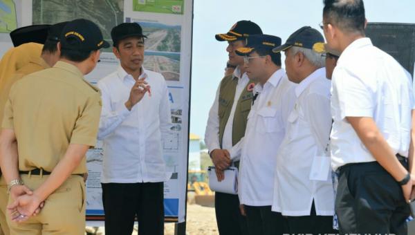 Presiden Joko Widodo saat meninjau Bandara Palu. (Foto: kemenhub.go.id)