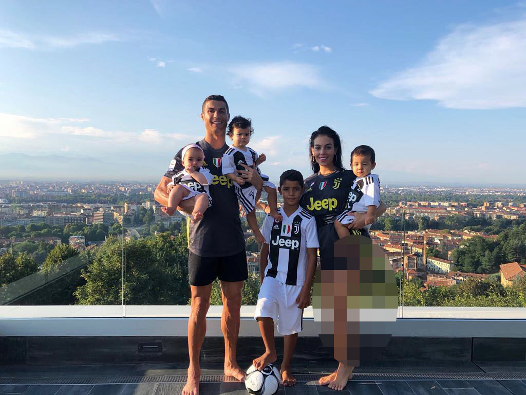 Cristiano Ronaldo bersama istri dan keempat anaknya, termasuk si sulung Ronaldo Jr. (Foto: Instagram Cristiano Ronaldo)