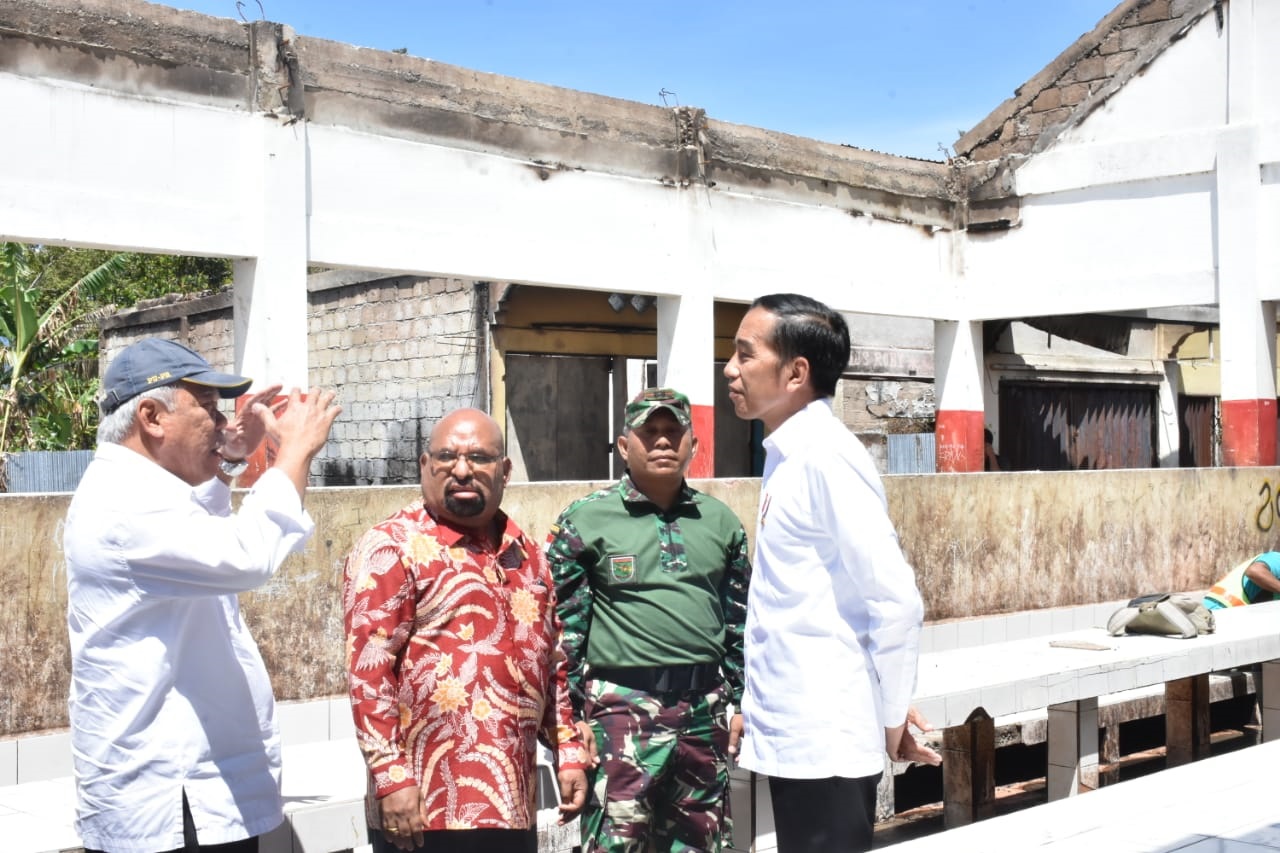Presiden Jokowi usai melihat langsung proses perbaikan infrastruktur pasca kerusuhan Wamena, Senin 28 Oktober 2019. (Foto: Kementerian PUPR)
